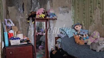 Жители дома в Макеевке почти 10 лет страдают от текущей крыши — вода заливается в квартиры, в одной из которых живет ребенок-инвалид