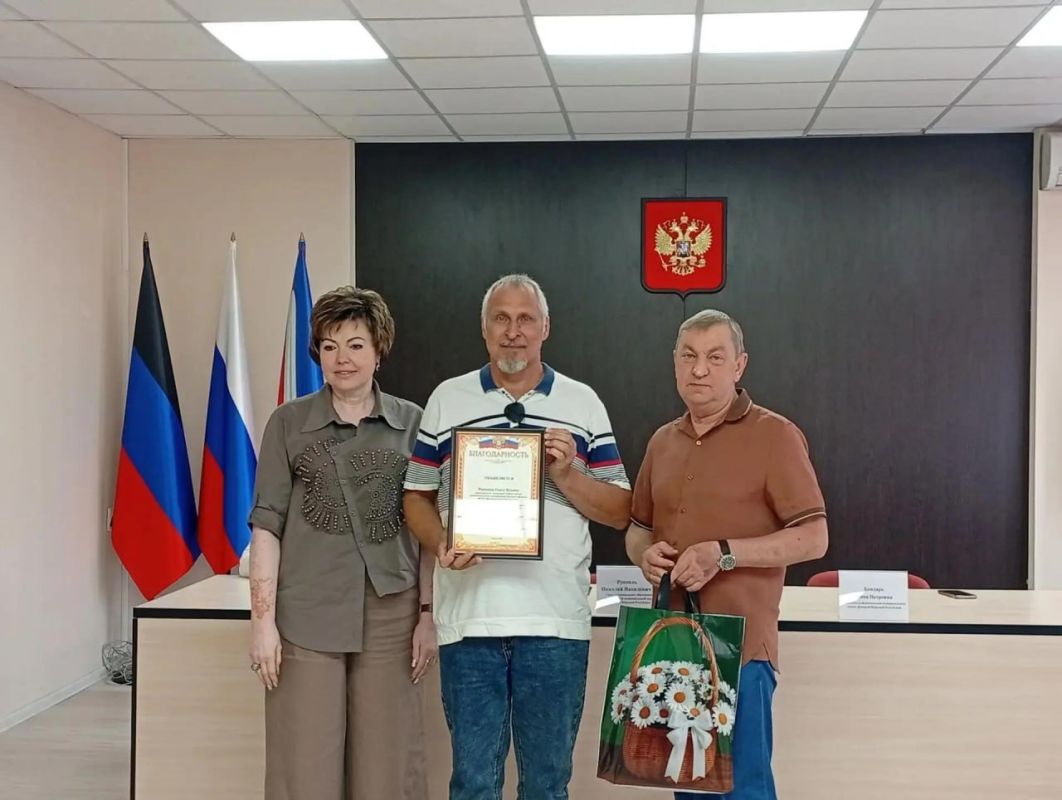 Николай Руппель: С удовольствием поздравил с профессиональным праздником представителей одной из самых почетных и уважаемых в нашем округе профессий — железнодорожников Николай Руппель: С удовольствием поздравил с профессиональным праздником представителей одной из самых почетных и уважаемых в нашем округе профессий — железнодорожников