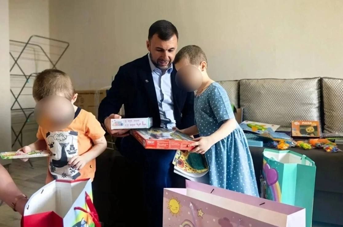 Родителей расстреляли боевики ВСУ, а бабушку с внуками спасли российские военные: как сейчас живет семья, эвакуированная бойцами ВС РФ под Красноармейском Родителей расстреляли боевики ВСУ, а бабушку с внуками спасли российские военные: как сейчас живет семья, эвакуированная бойцами ВС РФ под Красноармейском