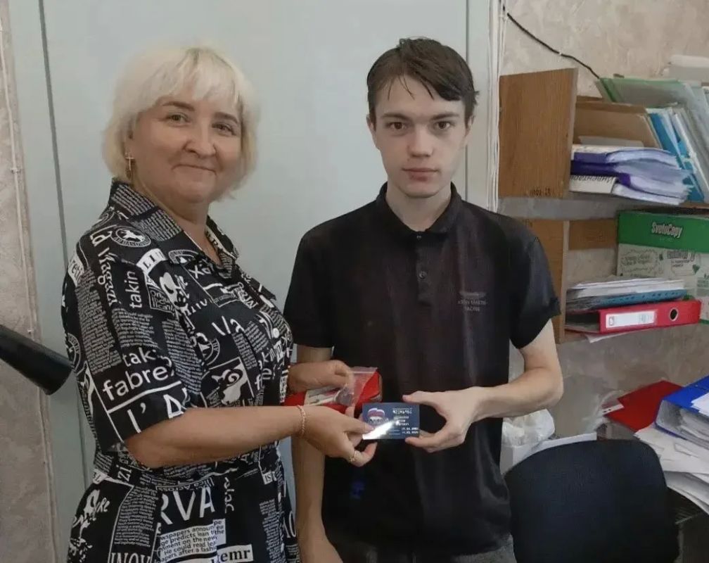 В ГБУСО «КЦСОН г. Тореза» состоялось торжественное вручение партийных билетов новым членам партии «Единая Россия» В ГБУСО «КЦСОН г. Тореза» состоялось торжественное вручение партийных билетов новым членам партии «Единая Россия»