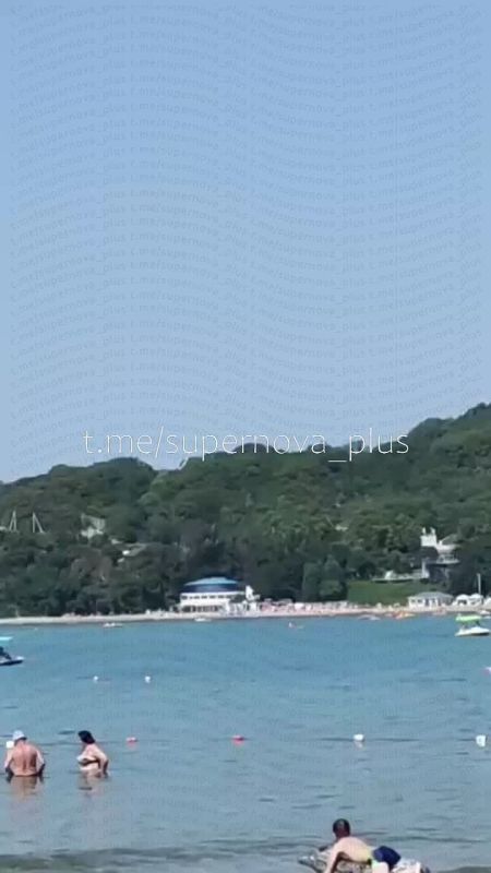 Появилось видео удара дрона ВСУ по отдыхающим на пляже в Архипо-Осиповке под Геленджиком
