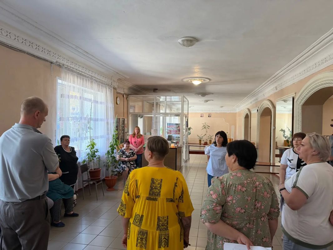 Сегодня, 3 августа, по инициативе Главы Республики Дениса Пушилина, заместитель руководителя Управы Кировского внутригородского района Администрации городского округа Макеевка Донецкой Народной Республики Ирина Воронина... Сегодня, 3 августа, по инициативе Главы Республики Дениса Пушилина, заместитель руководителя Управы Кировского внутригородского района Администрации городского округа Макеевка Донецкой Народной Республики Ирина Воронина...