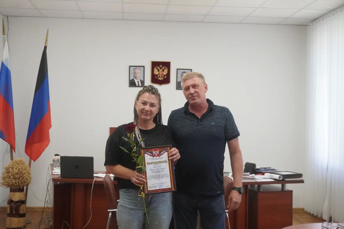 Вручил почетные грамоты и благодарности предпринимателям Володарского муниципального округа в связи с празднованием профессионального праздника "День работника торговли", а также за высокий профессионализм, добросовестный... Вручил почетные грамоты и благодарности предпринимателям Володарского муниципального округа в связи с празднованием профессионального праздника "День работника торговли", а также за высокий профессионализм, добросовестный...