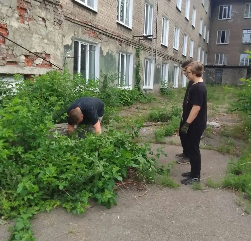 С целью приведения территории в надлежащее санитарное состояние, сотрудниками и учащимися Государственного бюджетного профессионального образовательного учреждения «Макеевский транспортно-технологический колледж» проведены...