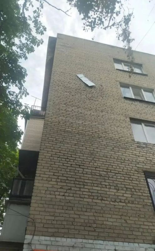Хабаровские специалисты обустроили выход на кровлю многоквартирного дома на ул. Ленина в Дебальцево Хабаровские специалисты обустроили выход на кровлю многоквартирного дома на ул. Ленина в Дебальцево