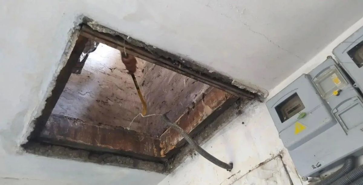 Хабаровские специалисты обустроили выход на кровлю многоквартирного дома на ул. Ленина в Дебальцево Хабаровские специалисты обустроили выход на кровлю многоквартирного дома на ул. Ленина в Дебальцево