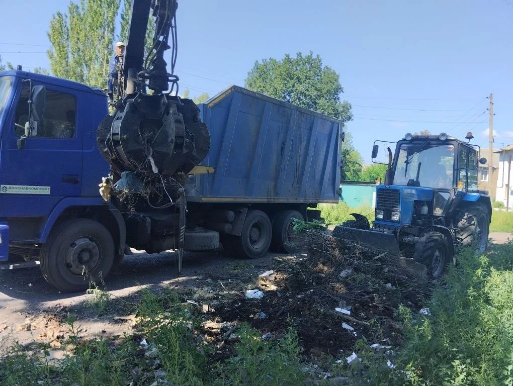 31 июля, с целью приведения территории в надлежащее санитарное состояние в Кировском внутригородском районе выполнены работы по вывозу крупногабаритных накоплений мусора на контейнерных площадках по адресам: ул. Парижской... 31 июля, с целью приведения территории в надлежащее санитарное состояние в Кировском внутригородском районе выполнены работы по вывозу крупногабаритных накоплений мусора на контейнерных площадках по адресам: ул. Парижской...