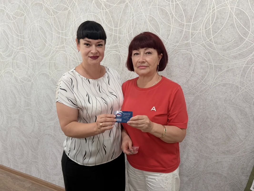 В ГБУСО «КЦСОН г. Тореза» состоялось торжественное вручение партийных билетов новым членам партии «Единая Россия» В ГБУСО «КЦСОН г. Тореза» состоялось торжественное вручение партийных билетов новым членам партии «Единая Россия»
