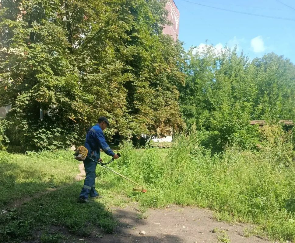 31 июля, с целью приведения территории в надлежащее санитарное состояние в Кировском внутригородском районе города Макеевки силами Макеевского филиала НКО «ЕДИНЫЙ РЕГИОНАЛЬНЫЙ ФОНД ПО УПРАВЛЕНИЮ МНОГОКВАРТИРНЫМИ ДОМАМИ НА... 31 июля, с целью приведения территории в надлежащее санитарное состояние в Кировском внутригородском районе города Макеевки силами Макеевского филиала НКО «ЕДИНЫЙ РЕГИОНАЛЬНЫЙ ФОНД ПО УПРАВЛЕНИЮ МНОГОКВАРТИРНЫМИ ДОМАМИ НА...