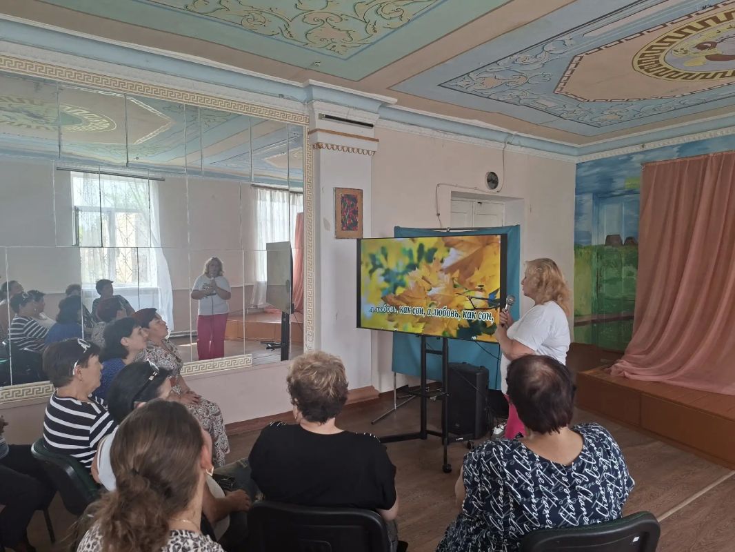 Главное — петь сердцем. 4 августа в Стыльском центре греческой культуры Старобешевского округа прошло мероприятие «Песни о главном» в формате клуб-караоке Главное — петь сердцем. 4 августа в Стыльском центре греческой культуры Старобешевского округа прошло мероприятие «Песни о главном» в формате клуб-караоке