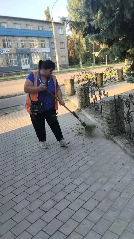 С заботой об округе. Минувшая рабочая неделя для работников Ясиноватского жилищно-эксплуатационного комбината прошла в заботах о порядке в населенных пунктах округа С заботой об округе. Минувшая рабочая неделя для работников Ясиноватского жилищно-эксплуатационного комбината прошла в заботах о порядке в населенных пунктах округа