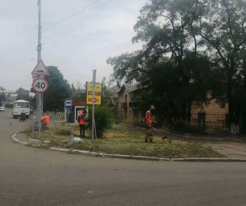 Коммунальщики Снежного продолжают благоустраивать территории общего пользования Коммунальщики Снежного продолжают благоустраивать территории общего пользования