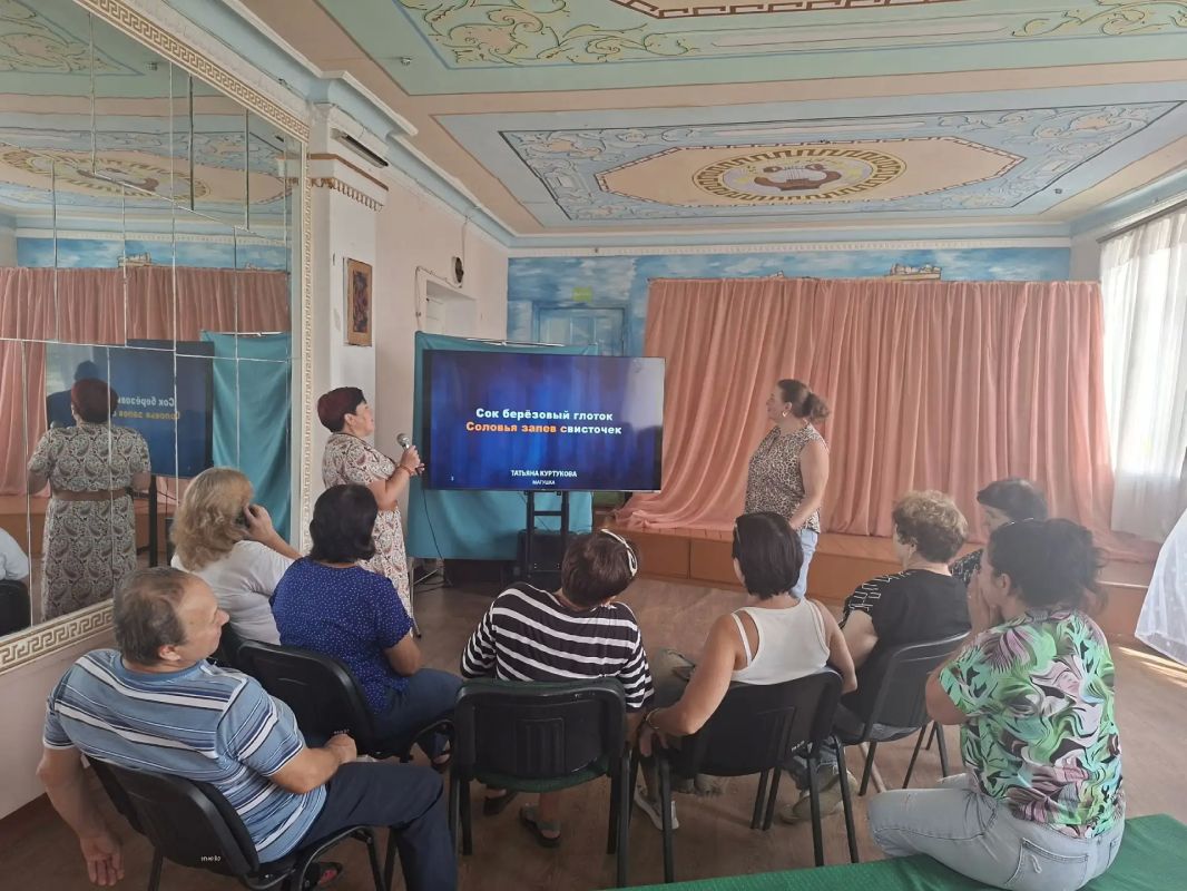 Главное — петь сердцем. 4 августа в Стыльском центре греческой культуры Старобешевского округа прошло мероприятие «Песни о главном» в формате клуб-караоке Главное — петь сердцем. 4 августа в Стыльском центре греческой культуры Старобешевского округа прошло мероприятие «Песни о главном» в формате клуб-караоке