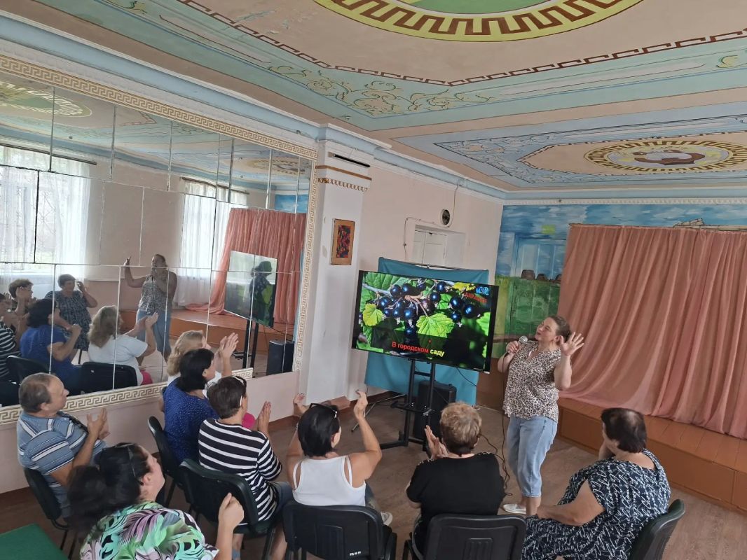 Главное — петь сердцем. 4 августа в Стыльском центре греческой культуры Старобешевского округа прошло мероприятие «Песни о главном» в формате клуб-караоке Главное — петь сердцем. 4 августа в Стыльском центре греческой культуры Старобешевского округа прошло мероприятие «Песни о главном» в формате клуб-караоке