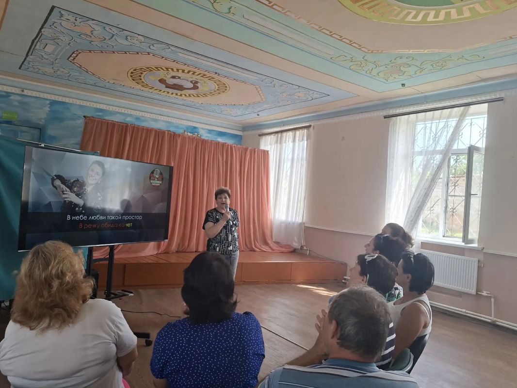Главное — петь сердцем. 4 августа в Стыльском центре греческой культуры Старобешевского округа прошло мероприятие «Песни о главном» в формате клуб-караоке Главное — петь сердцем. 4 августа в Стыльском центре греческой культуры Старобешевского округа прошло мероприятие «Песни о главном» в формате клуб-караоке
