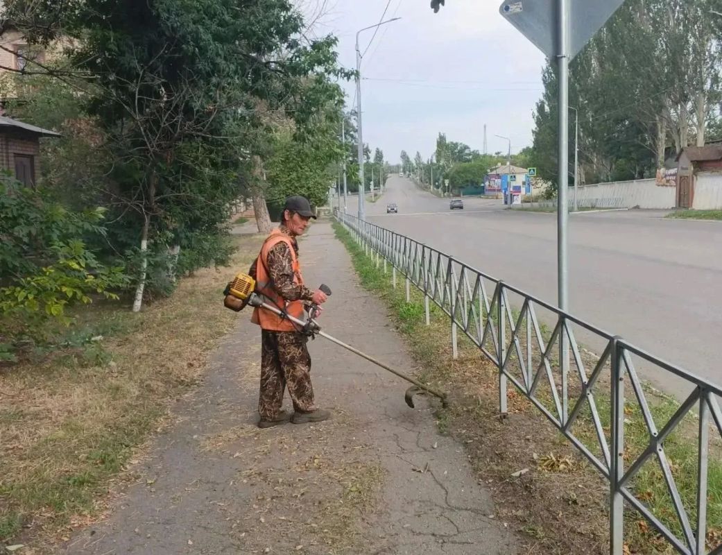 Коммунальщики Снежного продолжают благоустраивать территории общего пользования Коммунальщики Снежного продолжают благоустраивать территории общего пользования
