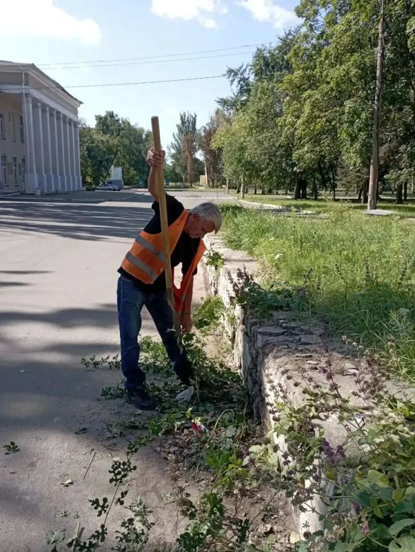 С заботой об округе. Минувшая рабочая неделя для работников Ясиноватского жилищно-эксплуатационного комбината прошла в заботах о порядке в населенных пунктах округа С заботой об округе. Минувшая рабочая неделя для работников Ясиноватского жилищно-эксплуатационного комбината прошла в заботах о порядке в населенных пунктах округа