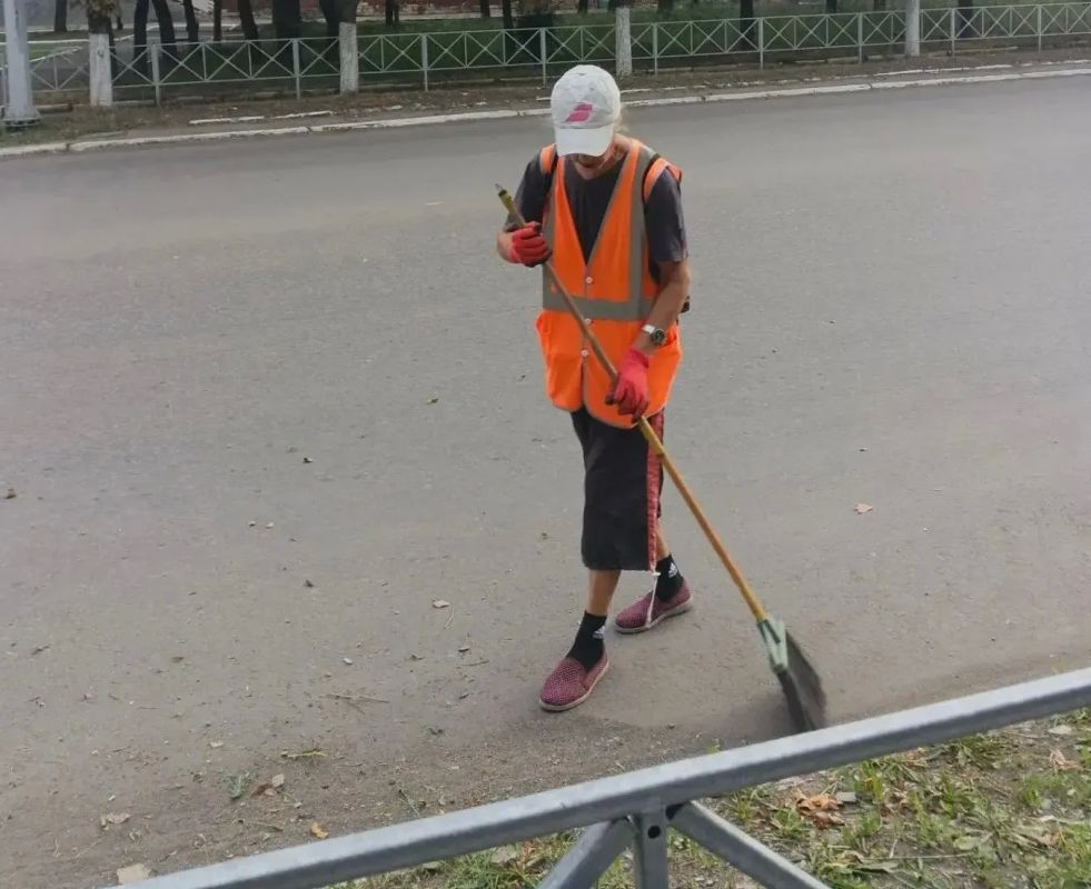 Коммунальщики Снежного продолжают благоустраивать территории общего пользования Коммунальщики Снежного продолжают благоустраивать территории общего пользования