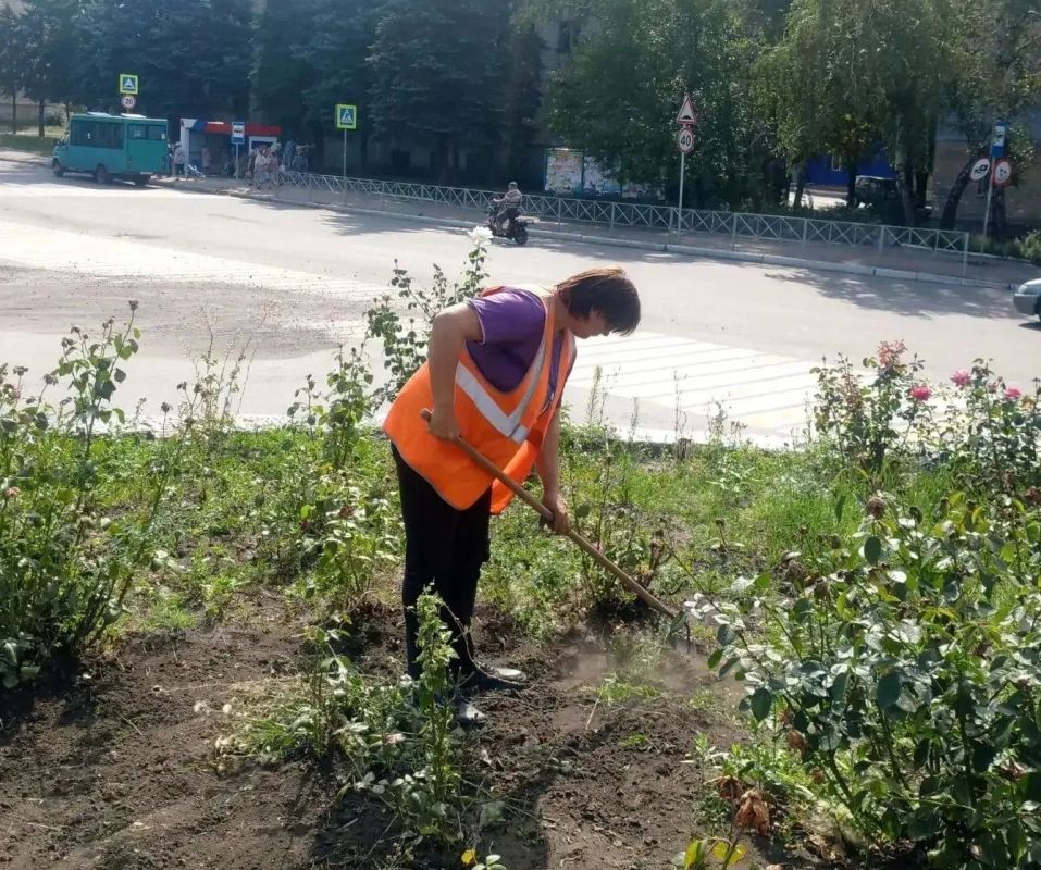 Коммунальщики Снежного продолжают благоустраивать территории общего пользования Коммунальщики Снежного продолжают благоустраивать территории общего пользования