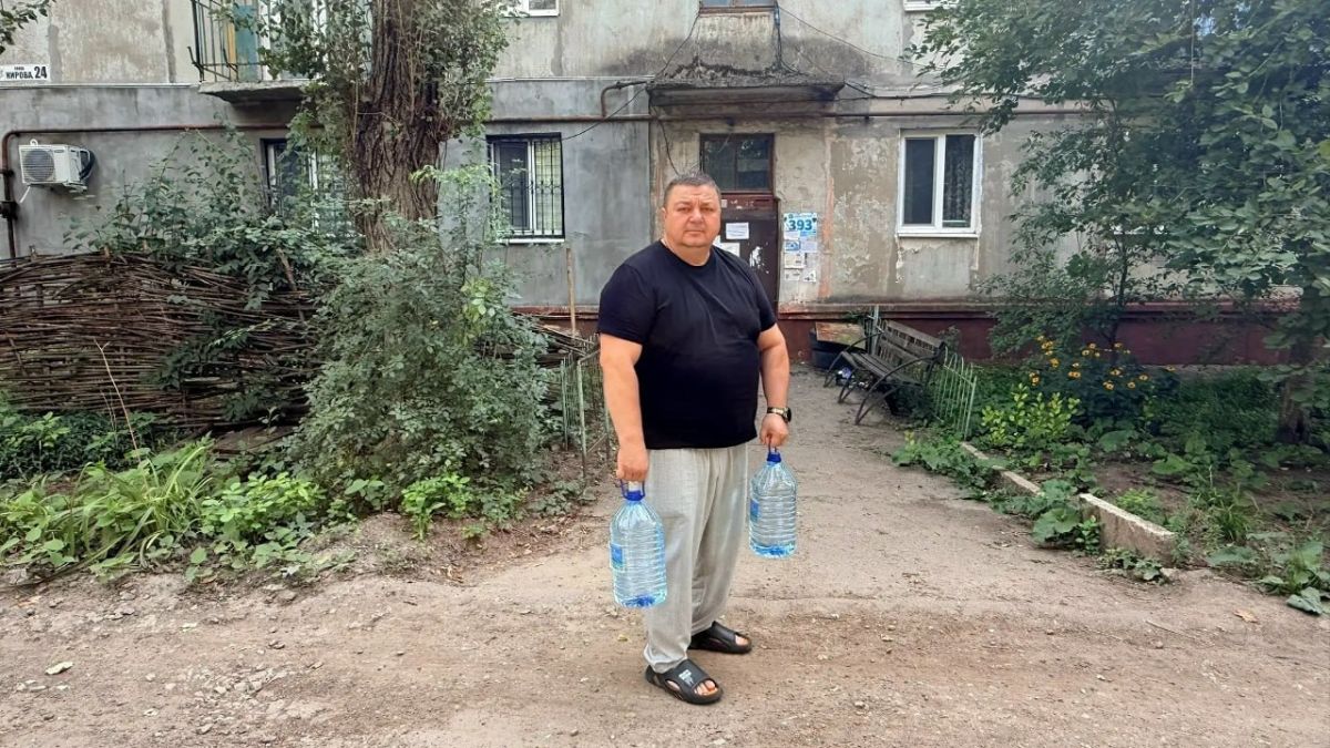 Роман Конев: 4 августа 2026 года депутаты Горловского городского совета от «Единой России» — София Потапова, Александр Кунов и Даниил Карабаев — осуществили адресный подвоз воды Роман Конев: 4 августа 2026 года депутаты Горловского городского совета от «Единой России» — София Потапова, Александр Кунов и Даниил Карабаев — осуществили адресный подвоз воды