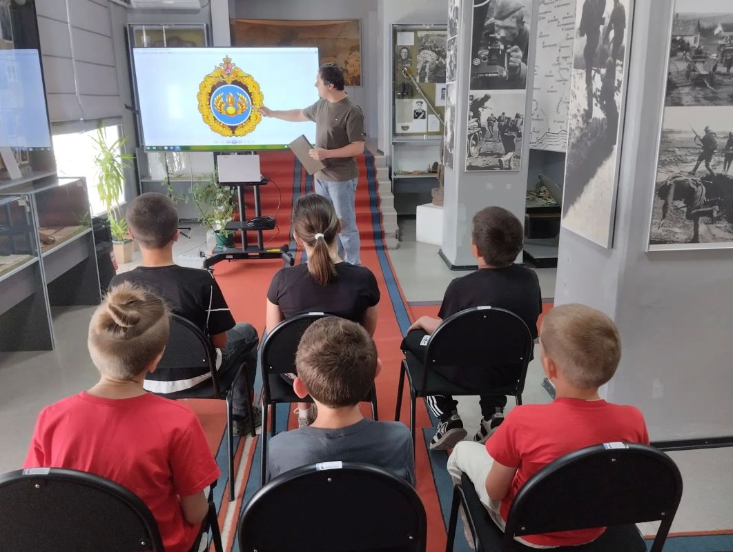 В Снежнянском музее проведено мероприятие, посвященное Дню Воздушно-десантных войск В Снежнянском музее проведено мероприятие, посвященное Дню Воздушно-десантных войск