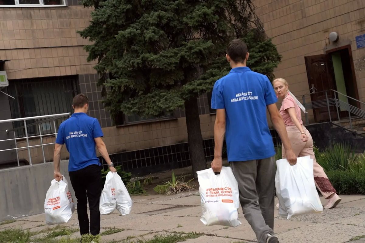 Команда Молодёжки доставила гуманитарную помощь в Центр социального обслуживания населения Кировского района Донецка Команда Молодёжки доставила гуманитарную помощь в Центр социального обслуживания населения Кировского района Донецка