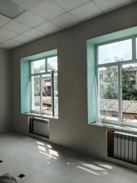 В Амвросиевке специалисты из Амурской области продолжают строительство первого в Донецкой Народной Республике «IT-куба», где дети смогут получить допобразование в сфере информационных технологий