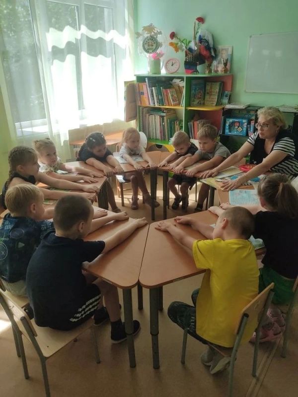Увлекательное путешествие в страну знаний правил дорожного движения совершили сегодня дошколята детского сада № 4 «Светлячок» со своей гостьей – библиотекарем городской библиотеки Ясиноватой Лидией Кориковой Увлекательное путешествие в страну знаний правил дорожного движения совершили сегодня дошколята детского сада № 4 «Светлячок» со своей гостьей – библиотекарем городской библиотеки Ясиноватой Лидией Кориковой