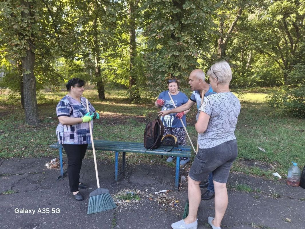 ВСТРЕЧИ С НАСЕЛЕНИЕМ. 04 августа 2026 года депутаты Ясиноватского муниципального совета от фракции «Единая Россия» - Николай Коляденко, Елена Исаенко и Валерий Аксенов провели встречи с населением ВСТРЕЧИ С НАСЕЛЕНИЕМ. 04 августа 2026 года депутаты Ясиноватского муниципального совета от фракции «Единая Россия» - Николай Коляденко, Елена Исаенко и Валерий Аксенов провели встречи с населением