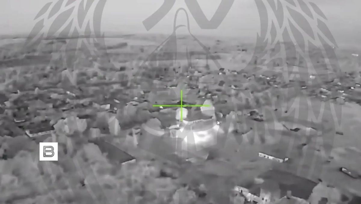 Достаточные редкие кадры применения дронов-камикадзе «Герань-5» операторами 50-й ОБрБпС «Варяг» Достаточные редкие кадры применения дронов-камикадзе «Герань-5» операторами 50-й ОБрБпС «Варяг»