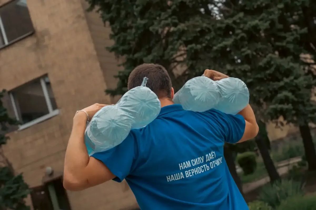 Команда Молодёжки доставила гуманитарную помощь в Центр социального обслуживания населения Кировского района Донецка Команда Молодёжки доставила гуманитарную помощь в Центр социального обслуживания населения Кировского района Донецка