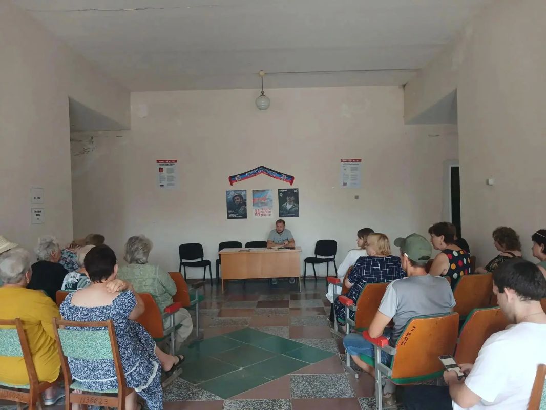 Начальник Амвросиевского территориального отдела Сергей Прищенко провёл встречу с жителями пгт Новоамвросиевское