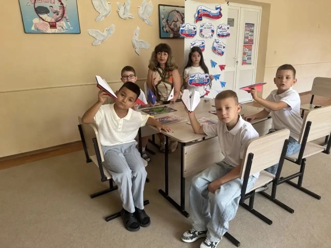 "КРЫЛЬЯ ЕДИНСТВА": учащиеся общеобразовательных организаций присоединились к региональной акции "КРЫЛЬЯ ЕДИНСТВА": учащиеся общеобразовательных организаций присоединились к региональной акции