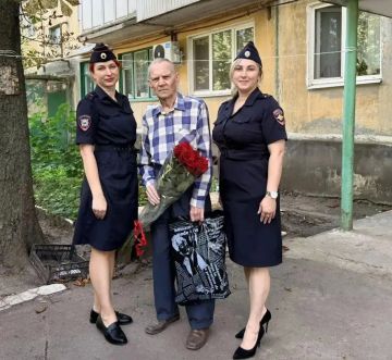 В Макеевке полицейские поздравили с 90-летним юбилеем ветерана ОВД