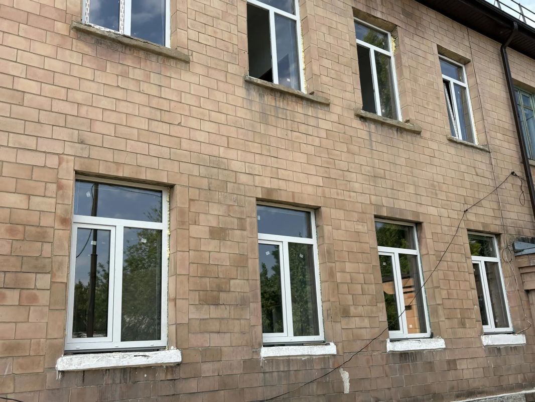 Сахалинские подрядчики полностью заменили старые окна в детском саду № 9 Шахтерска Сахалинские подрядчики полностью заменили старые окна в детском саду № 9 Шахтерска