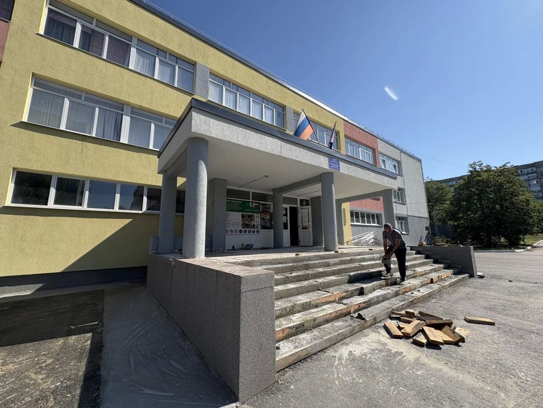 В шахтерской гимназии при поддержке сахалинцев залили цементным составом крыльцо