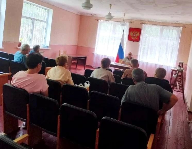 В посёлке Лисичье состоялась информационная встреча с населением, которую провёл начальник Успенского территориального отдела Шпорт Сергей Евгеньевич