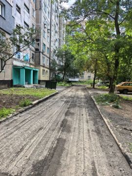 В Макеевке у дома 46 в микрорайоне Зеленый срывают новый асфальт