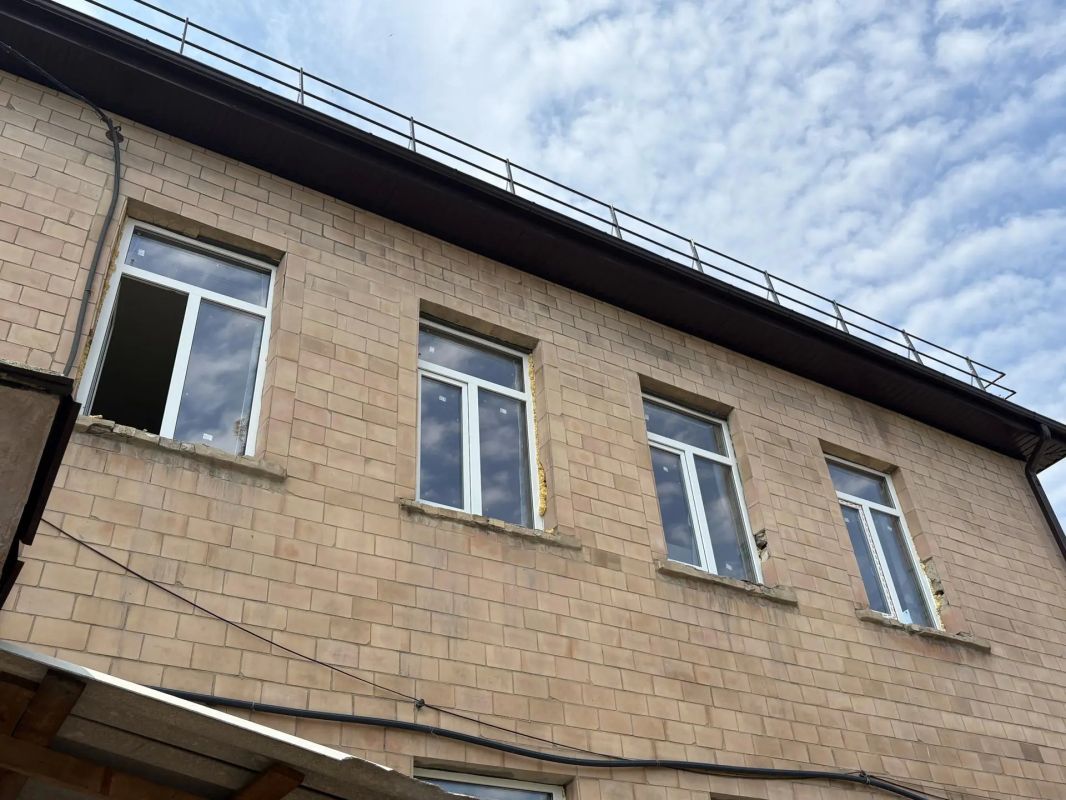Сахалинские подрядчики полностью заменили старые окна в детском саду № 9 Шахтерска