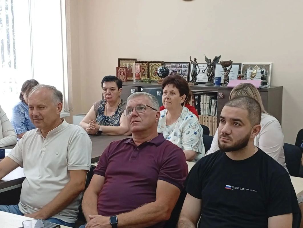 Сегодня Ясиноватую с рабочим визитом посетили представители актива Регионального общественного движения «Донецкая Республика» Сегодня Ясиноватую с рабочим визитом посетили представители актива Регионального общественного движения «Донецкая Республика»