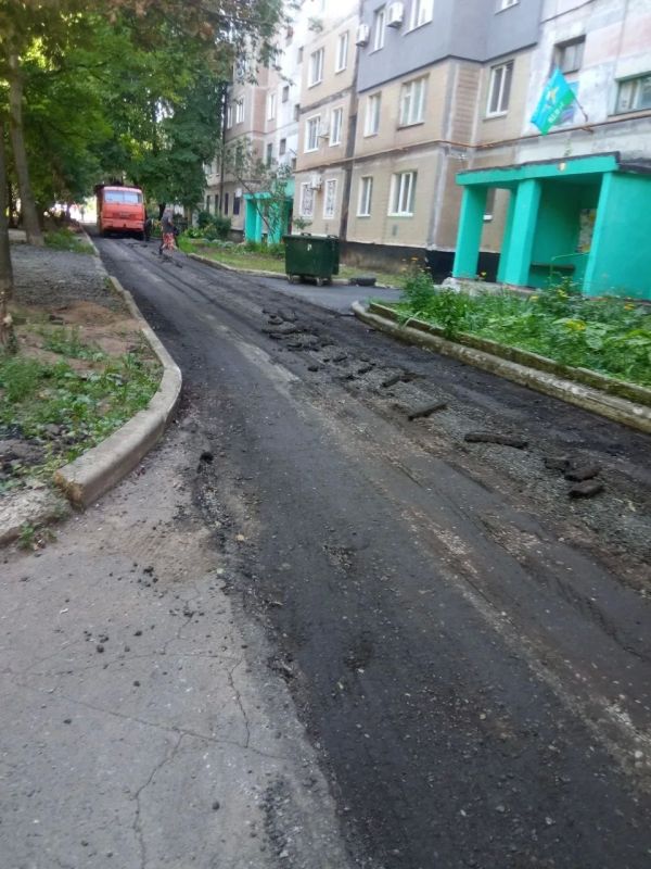 В Макеевке у дома 46 в микрорайоне Зеленый срывают новый асфальт В Макеевке у дома 46 в микрорайоне Зеленый срывают новый асфальт
