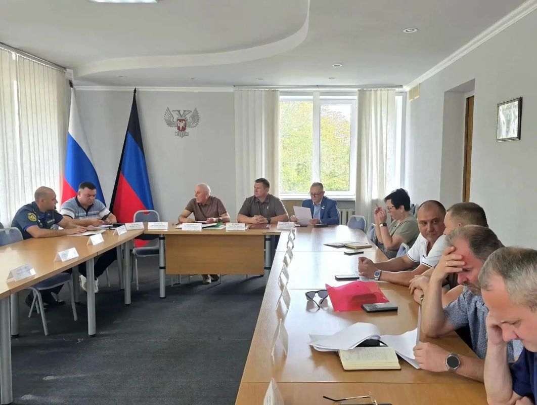 Дмитрий Огилец провел прием граждан и принял участие в аппаратном совещании в Харцызске Дмитрий Огилец провел прием граждан и принял участие в аппаратном совещании в Харцызске