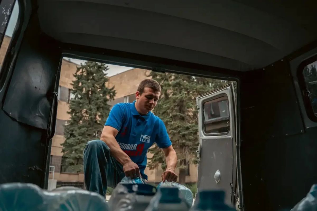 Команда Молодёжки доставила гуманитарную помощь в Центр социального обслуживания населения Кировского района Донецка Команда Молодёжки доставила гуманитарную помощь в Центр социального обслуживания населения Кировского района Донецка