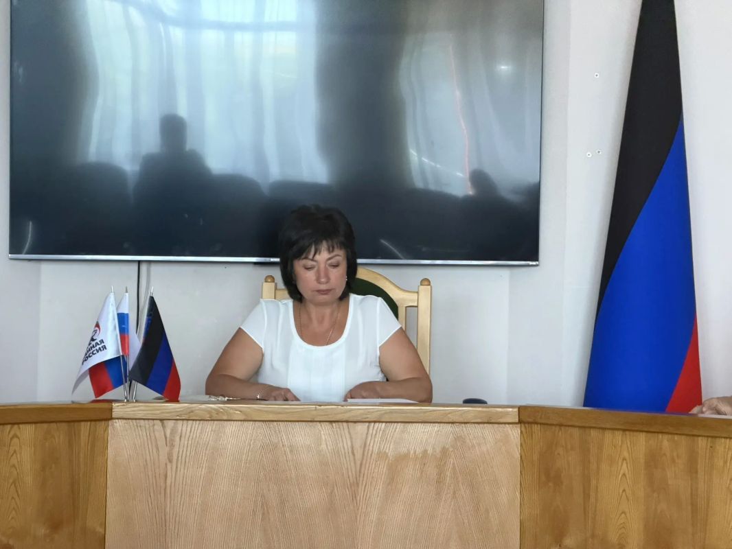 Наталья Великодная: Провела рабочее совещание с руководителями и ответственными сотрудниками организаций и учреждений Тельмановского муниципального округа