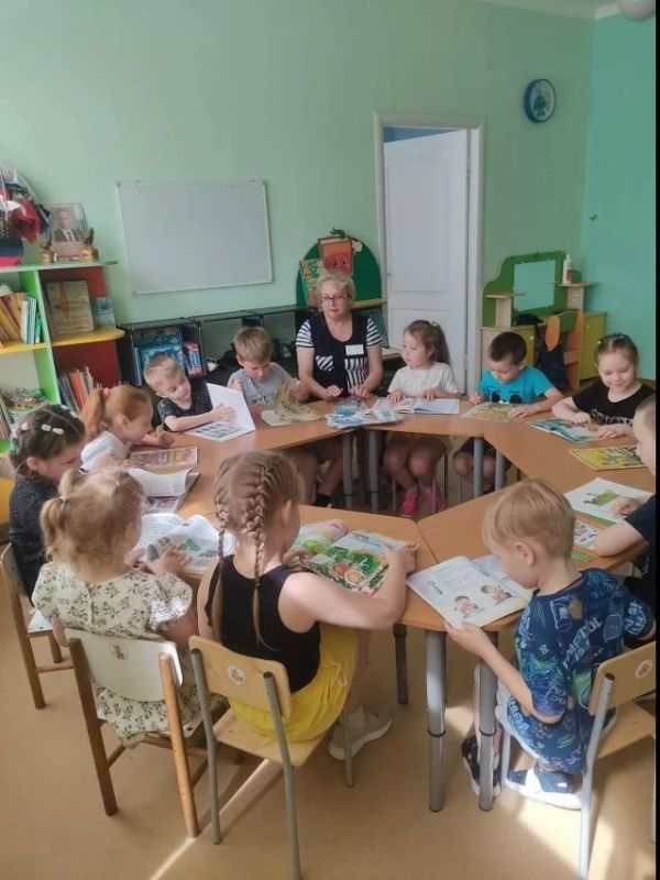 Увлекательное путешествие в страну знаний правил дорожного движения совершили сегодня дошколята детского сада № 4 «Светлячок» со своей гостьей – библиотекарем городской библиотеки Ясиноватой Лидией Кориковой Увлекательное путешествие в страну знаний правил дорожного движения совершили сегодня дошколята детского сада № 4 «Светлячок» со своей гостьей – библиотекарем городской библиотеки Ясиноватой Лидией Кориковой