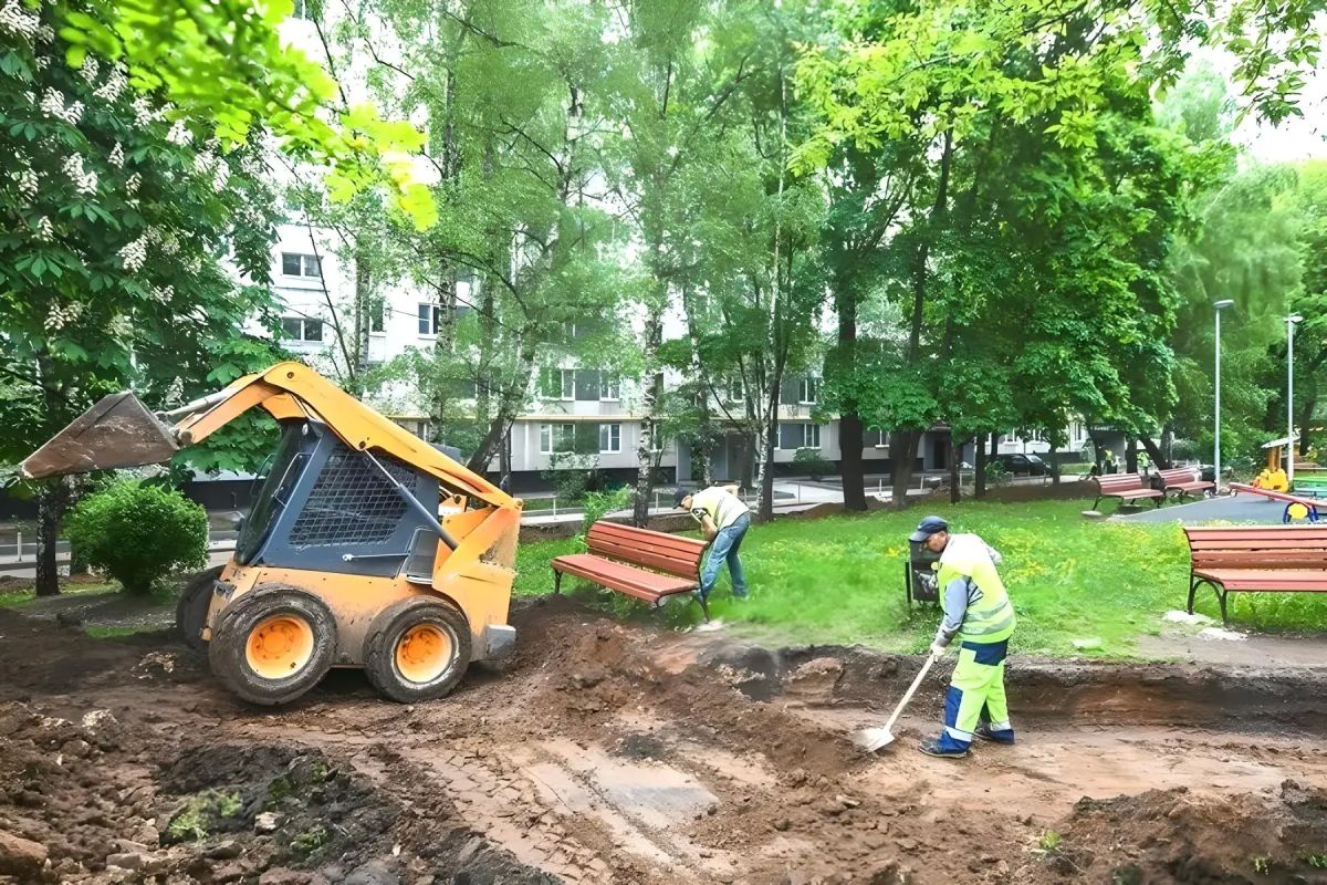 После завершения ремонтно-восстановительных работ в многоквартирных домах Ясиноватой продолжается восстановление благоустройства дворовых территорий и придомовых участков, где ранее проводились земляные работы
