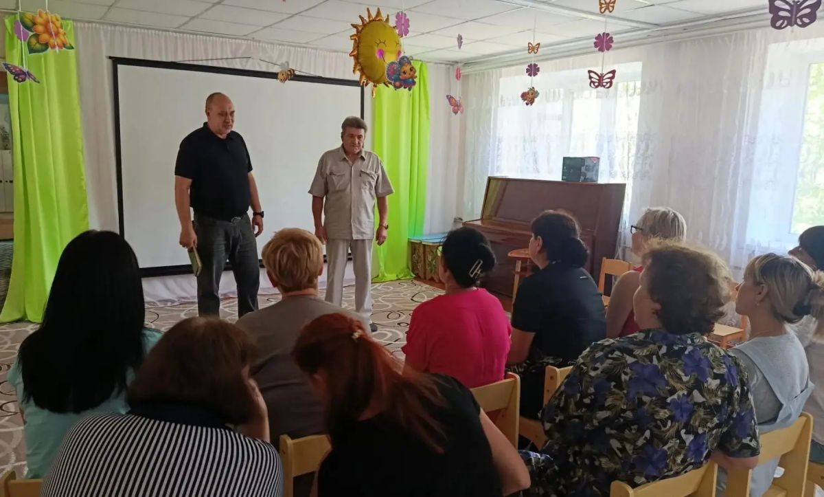 Сегодня, 5 августа, руководитель Управы Советского внутригородского района Сергей Савельев провел встречу с жителями жилого массива шахты № 21 в помещении детского сада № 84 (квартал 2, д. 16) в Советском внутригородском... Сегодня, 5 августа, руководитель Управы Советского внутригородского района Сергей Савельев провел встречу с жителями жилого массива шахты № 21 в помещении детского сада № 84 (квартал 2, д. 16) в Советском внутригородском...