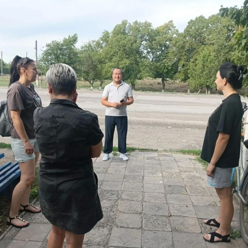 4 августа встречу с жителями пгт.Луганское провел заведующий Луганского территориального сектора управления по работе с территориальными органами администрации городского округа Дебальцево Хайитбоев Бобороим Маматович