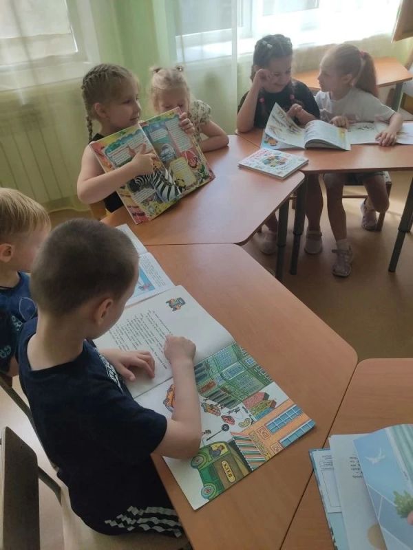Увлекательное путешествие в страну знаний правил дорожного движения совершили сегодня дошколята детского сада № 4 «Светлячок» со своей гостьей – библиотекарем городской библиотеки Ясиноватой Лидией Кориковой Увлекательное путешествие в страну знаний правил дорожного движения совершили сегодня дошколята детского сада № 4 «Светлячок» со своей гостьей – библиотекарем городской библиотеки Ясиноватой Лидией Кориковой