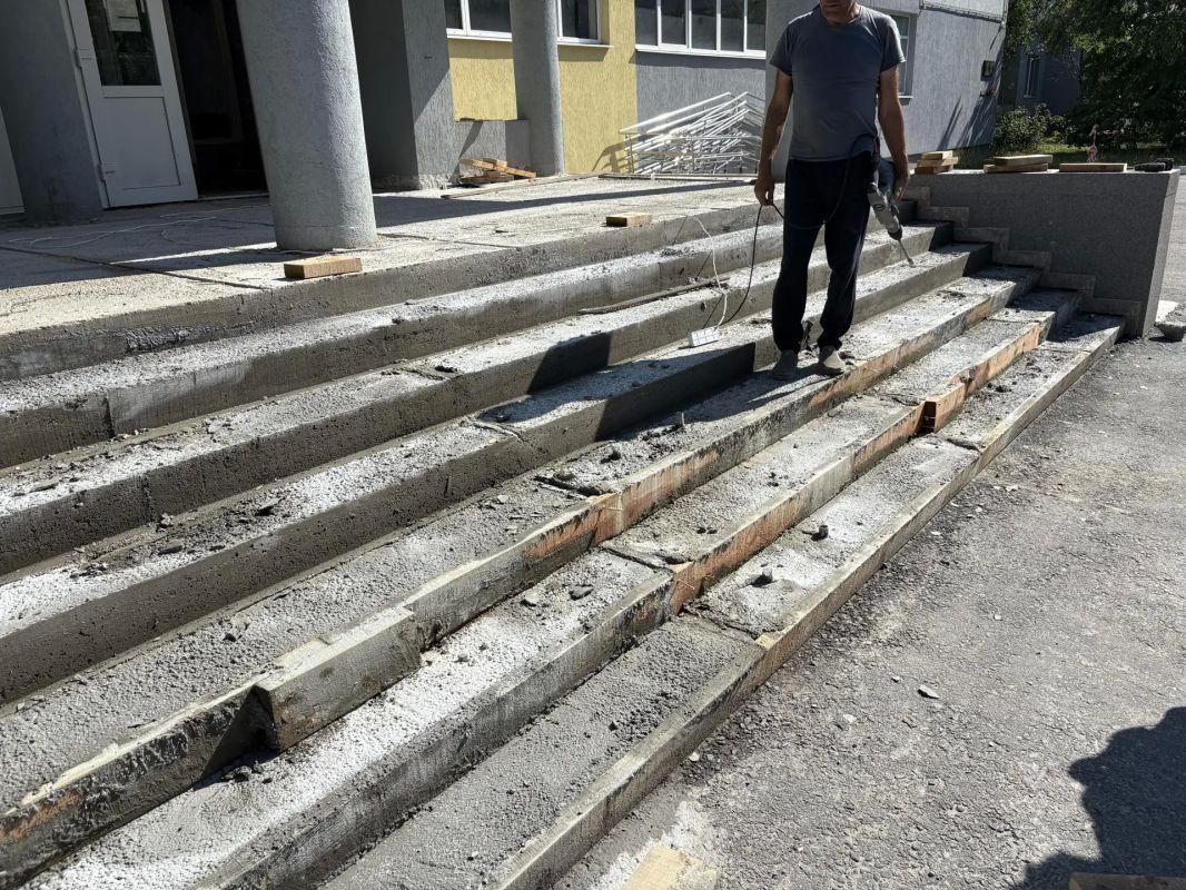 В шахтерской гимназии при поддержке сахалинцев залили цементным составом крыльцо В шахтерской гимназии при поддержке сахалинцев залили цементным составом крыльцо